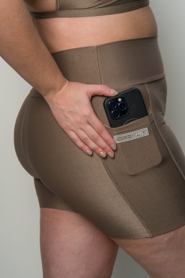 SHORTS THALI COM BOLSO LATERAL CASTANHO