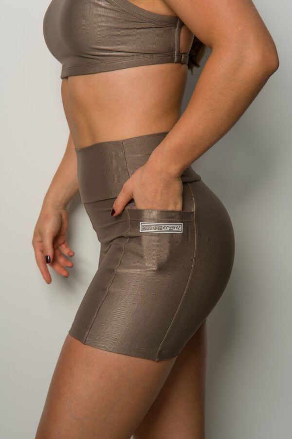 SHORTS THALI COM BOLSO LATERAL CASTANHO - Imagem 7