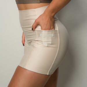 SHORTS THALI COM BOLSO LATERAL OFF WHITE