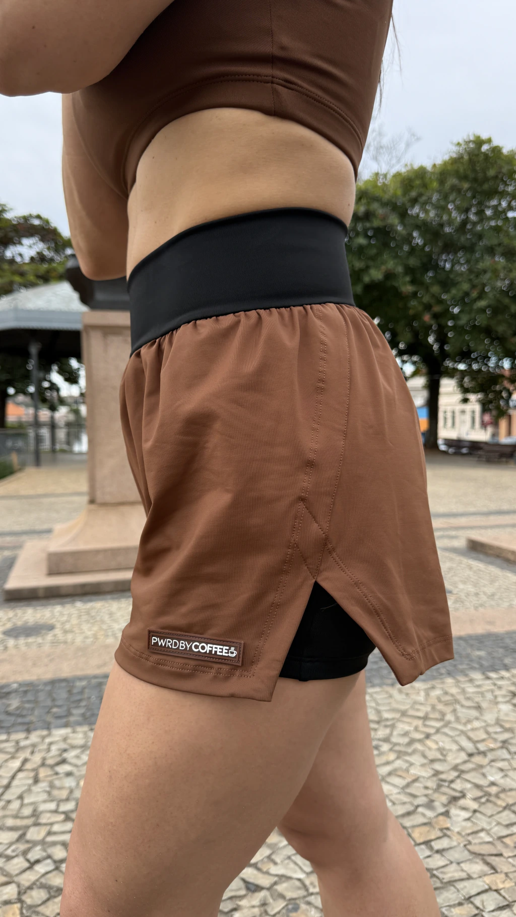 SHORTS RUNNING MARROM